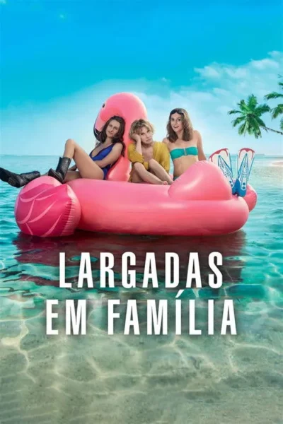 Três mulheres em um inflável de flamingo rosa no mar tropical. Céu azul, palmeiras e areia. Clima de férias, com uma delas parecendo exausta.