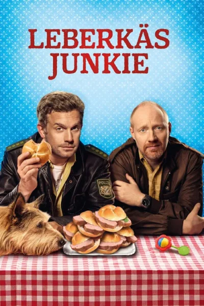 Dois homens e um cão à mesa. Um policial segura sanduíche. Pilha de pães com carne, chocalho. Fundo azul. Clima cômico.