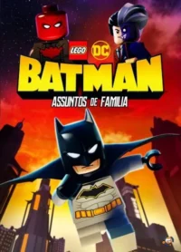 Minifigura LEGO do Batman voa sobre uma Gotham com céu avermelhado. Red Hood e Duas Caras aparecem no alto. Pôster de ação.