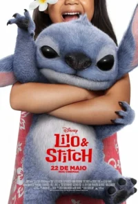 Pôster:Menina de flor no cabelo abraça forte um bichinho azul peludo com olhos escuros e expressão zangada. Fundo branco.
