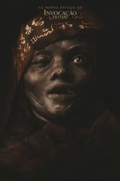 Close-up de um rosto escuro e marcado. Um olho brilha azul sob lenço com símbolos. Ambiente sombrio e misterioso.