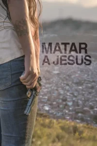 Mulher de costas segura pistola, braço tatuado. Ao fundo, favela desfocada sob luz de fim de tarde. Clima tenso.