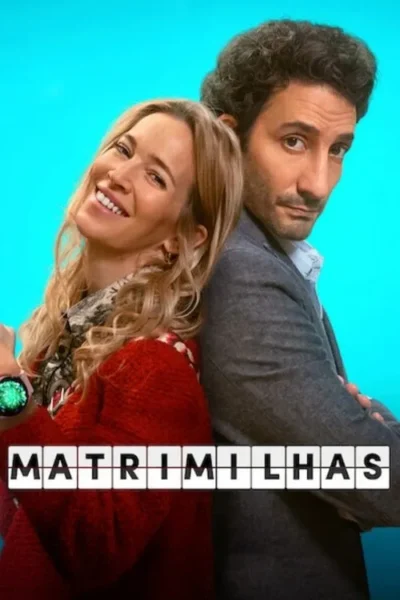 Mulher loira sorridente e homem de cabelo escuro com olhar direto, de costas um para o outro, em fundo azul.