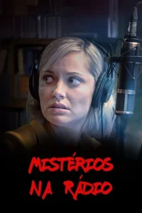 Pôster:Mulher loira em fones de ouvido e microfone,com olhar assustado em um estúdio escuro. Atmosfera de mistério e suspense.