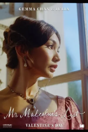 Mulher elegante em vestido de época e joias, com penteado elaborado, olha pensativa pela janela iluminada pelo sol.