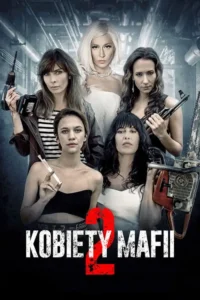 Cinco mulheres sérias,com armas (furadeira,rifle,seringa,motosserra),em cenário industrial escuro. Clima intenso e tenso.