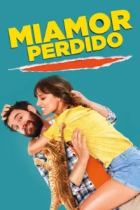 Mulher sorridente segura homem barbudo,que sorri à câmera. Um gato laranja escala o homem. Fundo azul. Clima de comédia.