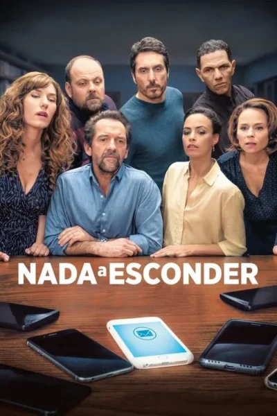 Sete adultos com expressões tensas olham para frente. Uma mesa de madeira com vários celulares, um com ícone de mensagem.