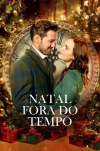 Pôster festivo:casal sorridente se olha carinhosamente em cenário natalino com árvores iluminadas,presentes e um grande relógio.