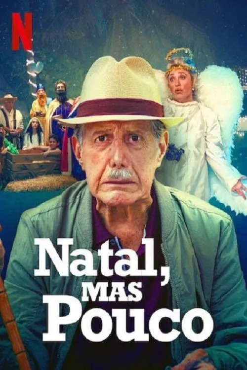 Homem idoso sério com chapéu em primeiro plano. Ao fundo, uma cena de presépio e um anjo surpreso. Pôster com clima de comédia natalina.