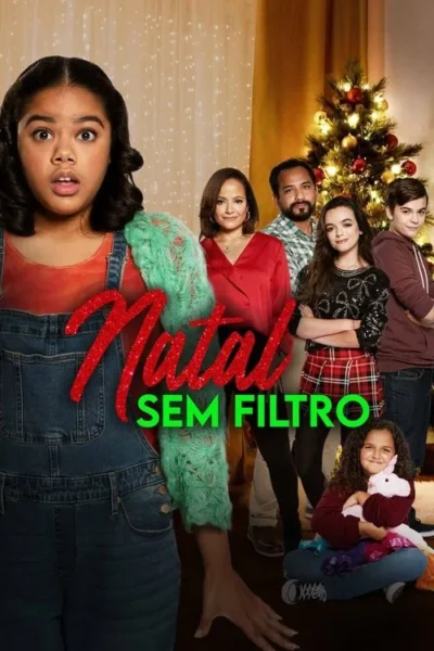 Garota surpresa em primeiro plano, com família diversa e sorridente ao fundo. Árvore de Natal iluminada. Clima festivo e familiar.