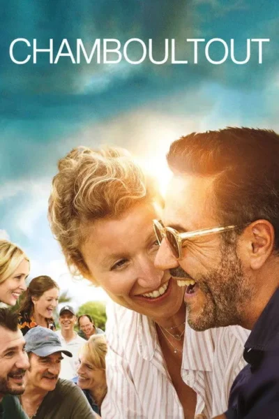 Um pôster vibrante de um grupo alegre de pessoas. Um casal feliz ri no centro, sob um céu azul brilhante e ensolarado.
