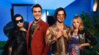 Quatro personagens com roupas estilosas de festa em um cenário noturno azulado. Um homem sorri, os outros têm expressões sérias.