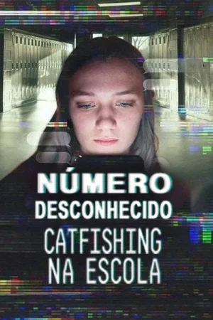 Jovem concentrada no celular, num corredor escolar com armários. Fundo com efeito glitch e balões de diálogo.