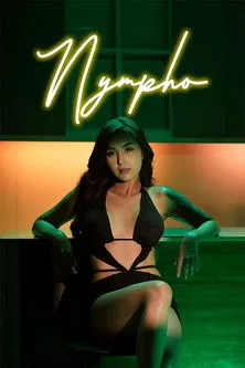 Mulher de cabelo escuro em biquíni preto sentada em bar iluminado por neon. Ela olha intensamente para a câmera, ambiente noturno.