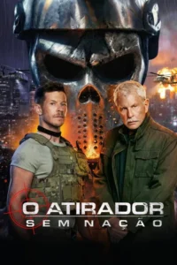Dois homens sérios contra uma máscara de caveira metálica gigante. Fundo de cidade noturna em chamas com helicópteros na chuva. Ação e suspense.