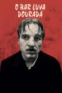 Close de um homem pálido e com bigode,cabelo desgrenhado e olhar intenso. Fundo vermelho desbotado com figuras indistintas. Clima tenso.