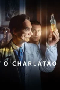 Dois homens em ambiente escuro. Um segura um frasco luminoso com líquido amarelo. O outro,atrás,observa fixamente. Clima misterioso.