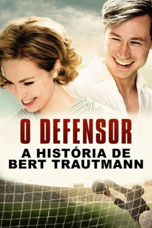 Um casal feliz sorri no topo. Abaixo, um goleiro salta para defender a bola num campo de futebol, com a rede em primeiro plano.