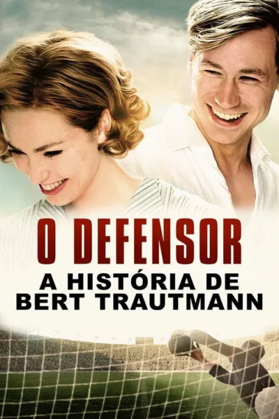 Um casal feliz sorri no topo. Abaixo, um goleiro salta para defender a bola num campo de futebol, com a rede em primeiro plano.