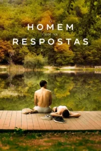 Um homem e uma mulher relaxam em um deque de madeira à beira de um lago calmo, cercado por uma floresta vibrante. Ambiente sereno.