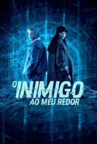 Dois jovens em pé contra um fundo azul futurista com circuitos e luzes brilhantes. Clima tecnológico e misterioso.