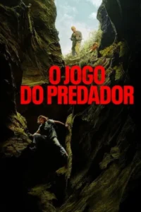 Homem de cabelo comprido escala desfiladeiro rochoso escuro. Acima,outro homem careca o observa com arma. Tensão de perseguição.