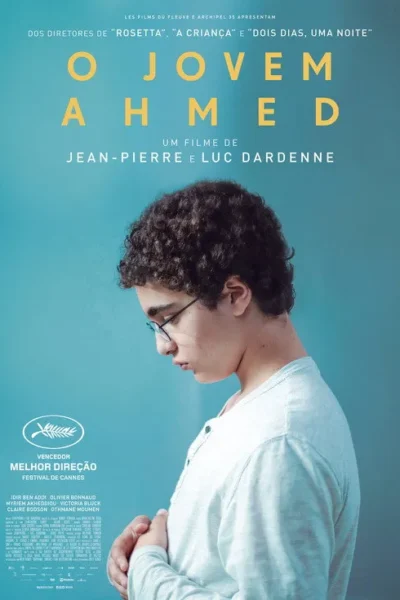 Pôster com um jovem de óculos e cabelo encaracolado, perfil, olhando para baixo, com as mãos cruzadas, em fundo azul. Clima introspectivo.