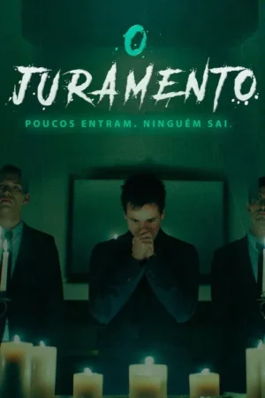Três homens em ternos escuros. O central tem mãos juntas, em pose de prece. Velas acesas no escuro ambiente verde-azulado. Clima sombrio e misterioso.