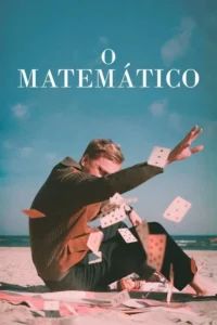 Homem com braço no rosto na praia, cartas de baralho espalhadas no ar. Céu azul vibrante e mar. Cenário retrô de caos e mistério.