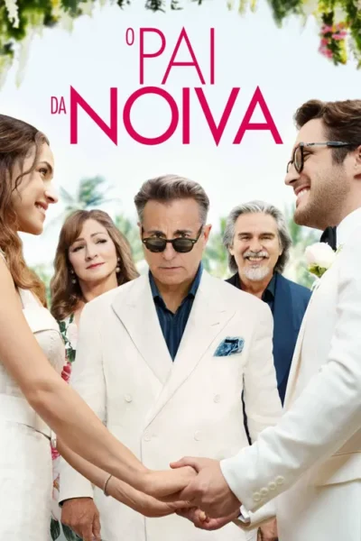 Casamento ensolarado: jovem casal de mãos dadas, sorrindo. Um homem de óculos escuros no centro tem expressão séria, rodeado por familiares.