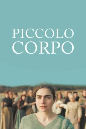 Mulher de expressão séria, vestindo roupa simples verde. Atrás, um grupo de figuras em trajes rústicos num campo aberto sob céu azul-claro.