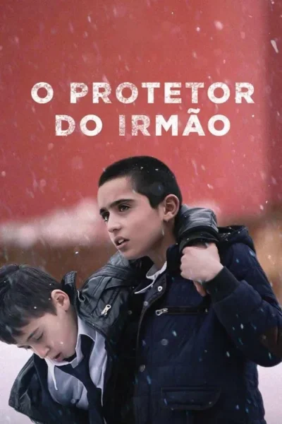 Menino mais velho de casaco escuro ampara um mais novo na neve. Fundo vermelho borrado, neve caindo. Clima de proteção e frio.