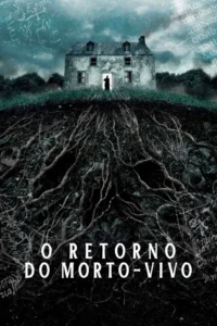O Retorno do Morto-Vivo 9 Pôster sombrio: Casa antiga com figura iluminada na porta, em uma colina. Abaixo, raízes expostas, símbolos e crânios. Clima de terror.