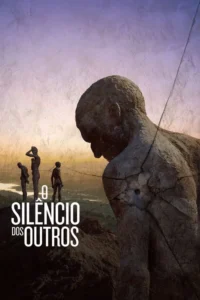 Estátua de pedra rachada em primeiro plano,olhando para três figuras humanas em uma paisagem rochosa sob céu roxo-alaranjado. Clima melancólico e antigo.