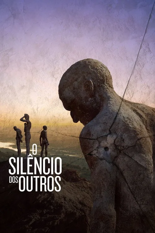 O Silêncio dos Outros 1 Estátua de pedra rachada em primeiro plano,olhando para três figuras humanas em uma paisagem rochosa sob céu roxo-alaranjado. Clima melancólico e antigo.