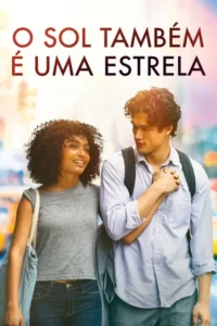 Uma jovem mulher sorridente com cabelo cacheado e um jovem com mochila trocam olhares doces em uma rua ensolarada da cidade.