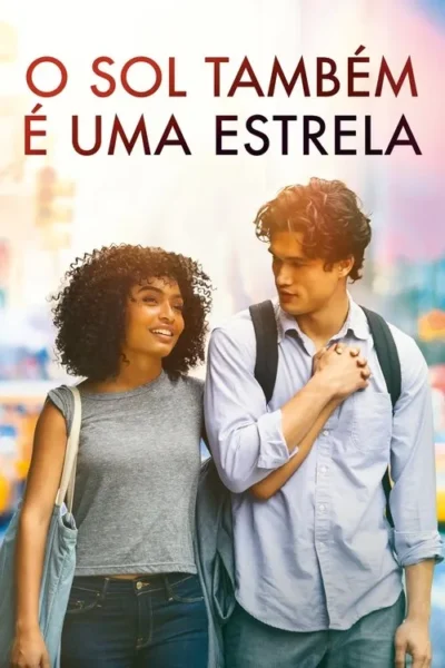 Uma jovem mulher sorridente com cabelo cacheado e um jovem com mochila trocam olhares doces em uma rua ensolarada da cidade.