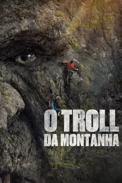 Escaladores minúsculos sobem o rosto rochoso de um troll gigante, cujo olho verde e expressivo domina a cena. Aventura e perigo.