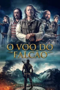 Pôster épico com guerreiros em trajes medievais,um homem sério ao centro. Abaixo,arqueiro observa uma batalha flamejante e montanhas imponentes.