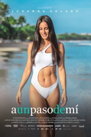 Mulher de maiô branco na praia ensolarada, sorrindo, com o mar e palmeiras. Figuras esmaecidas de um homem e uma mulher sorrindo ao fundo.