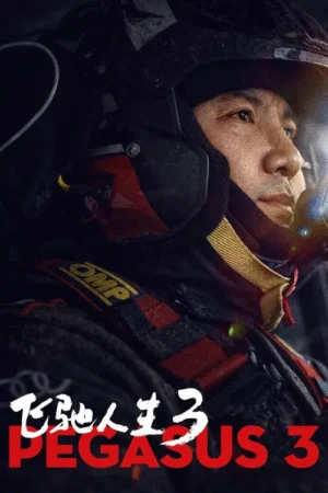 Close-up de um piloto sério em capacete sujo e uniforme de corrida. A luz intensa destaca seu rosto focado.