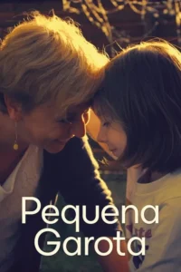 Mulher e menina, testas tocando-se, sorrindo sob luz dourada. Clima de afeto e conexão íntima.