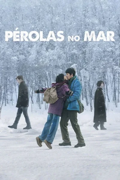 Casal se beija apaixonadamente em paisagem invernal coberta de neve. Duas figuras solitárias andam ao fundo.