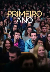 Dois jovens sorridentes em primeiro plano,sentados em uma sala de aula cheia de estudantes. Ambiente universitário.