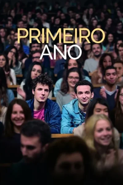 Dois jovens sorridentes em primeiro plano, sentados em uma sala de aula cheia de estudantes. Ambiente universitário.