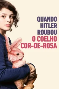 Jovem de cabelo escuro e encaracolado segura um coelho de pelúcia rosa gasto. Ela tem expressão pensativa num fundo claro.