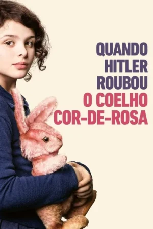 Jovem de cabelo escuro e encaracolado segura um coelho de pelúcia rosa gasto. Ela tem expressão pensativa num fundo claro.
