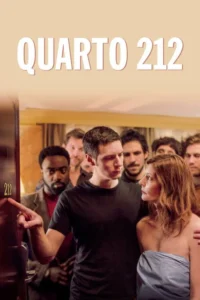 Casal em primeiro plano;o homem aponta para a porta 212. A mulher o observa,com vários homens curiosos atrás.