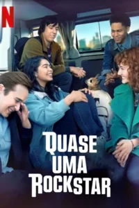 Cinco jovens e um cachorro sorriem dentro de uma van,com a cidade ao fundo. Clima alegre e de aventura.